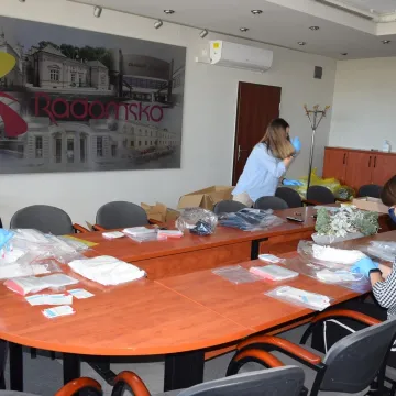 Pracownicy urzędu przygotowują maseczki dla mieszkańców