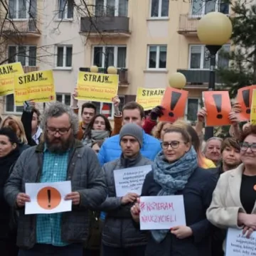 Wiec poparcia dla strajkujących nauczycieli w Radomsku