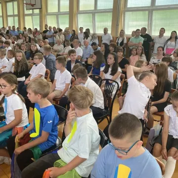 Zasłużone wakacje. Uczniowie „Jedynki” uroczyście zakończyli rok szkolny