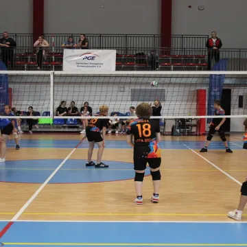 Siatkarska rywalizacja w hali powiatowej