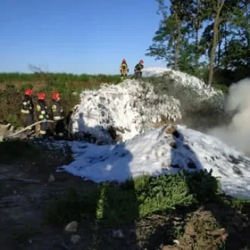 Pożar wysypiska śmieci w Dmeninie