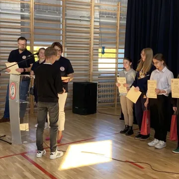 Foto budka, pokazy, poznawanie szkoły. Dzień  Otwarty w ZSP w Kamieńsku