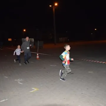 Nocne bieganie po placu targowym 