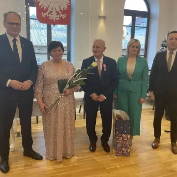 Sześć par uhonorowanych medalami za długoletnie pożycie małżeńskie