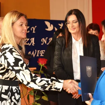 Medale i nagrody dla pracowników powiatowych placówek oświatowych