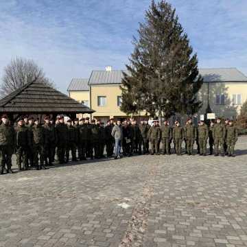 Wojskowi na historycznym spacerze po Przedborzu