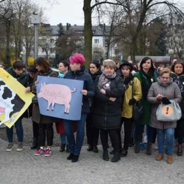 Wiec poparcia dla strajkujących nauczycieli w Radomsku
