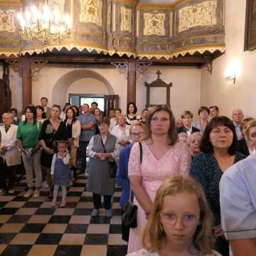 Relikwie św. Jana Pawła II zostały wprowadzone do kościoła w Strzałkowie