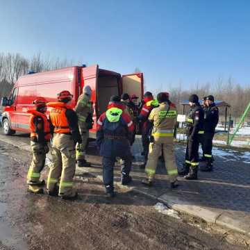 Człowiek pod wodą! Ćwiczenia ratownicze strażaków z Radomska na Folwarkach