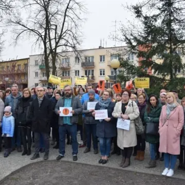Wiec poparcia dla strajkujących nauczycieli w Radomsku