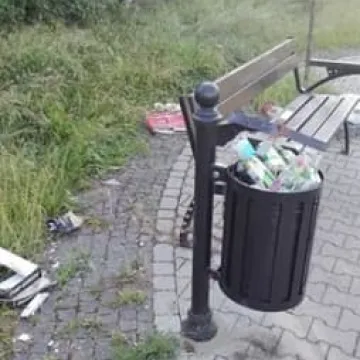 Bałagan na ścieżce do pomnika na Kopcu