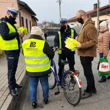 Bezpieczny powiat radomszczański. Kamizelki od policji i starostwa