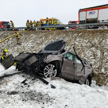 Autostrada A1 w gminie Kamieńsk. Auto dachowało, jedna osoba ranna