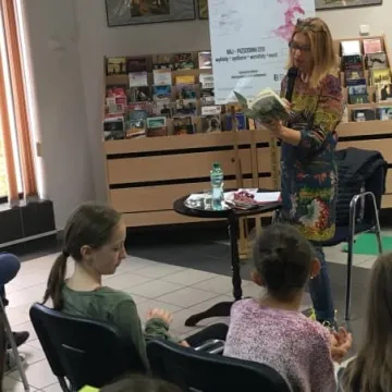 Spotkanie młodzieży z pisarką w bibliotece