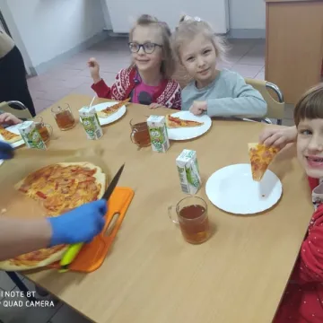 „Zerówiaki” z PSP 8 w Radomsku bawiły się na balu karnawałowym. Świętowały też dzień pizzy