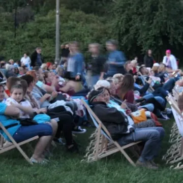 Seans filmowy pod chmurką w parku Solidarności