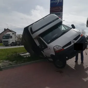 Samochód stoczył się do oczka wodnego