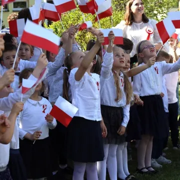 Na nowym maszcie PP4 w Radomsku powiewa już biało-czerwona flaga