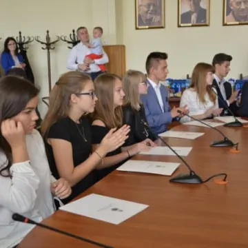 Uzdolniona młodzież nagrodzona stypendiami