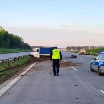 Bus wpadł w bariery na autostradzie A1. Policja poszukuje kierowcy
