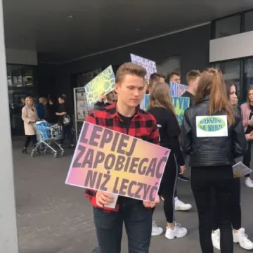 Uliczny happening uczniów Mechanika