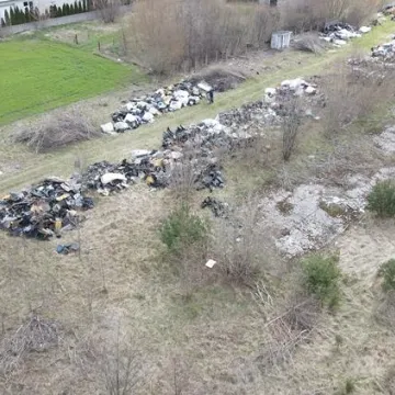 Gm. Gomunice: składowisko odpadów „wyrosło” nieopodal lasu