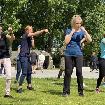 Żołnierze uczą w Radomsku kobiety podstaw samoobrony