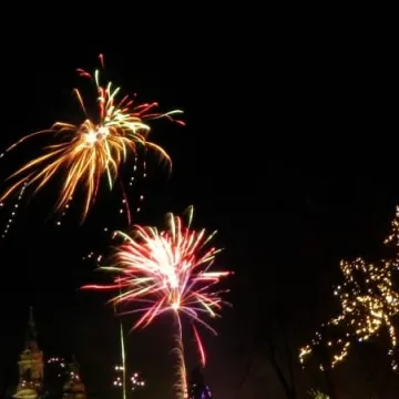 Noworoczne fajerweki na placu 3 Maja