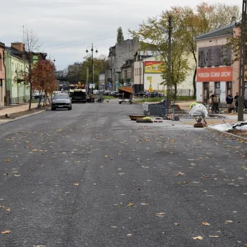 Piotrków Tryb: na ul. Wojska Polskiego asfalt czeka na pasy