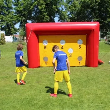 Barwny korowód z okazji Dnia Dziecka