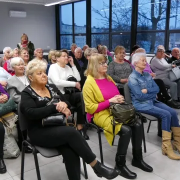 Seniorzy z UTW „Wiem Więcej” spotkali się z aktorką Anną Rakowską