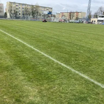 Na boiskach w Radomsku trwa pielęgnacja murawy
