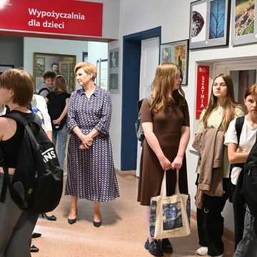 Fotografie uczniów i absolwentów ZSE w Radomsku na jubileusz szkoły