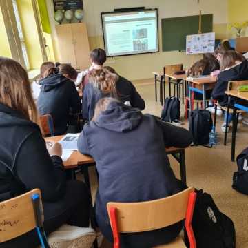 Uczniowie z Zespołu Szkolno-Przedszkolnego w Dobryszycach włączyli się w akcję „Żonkile”.