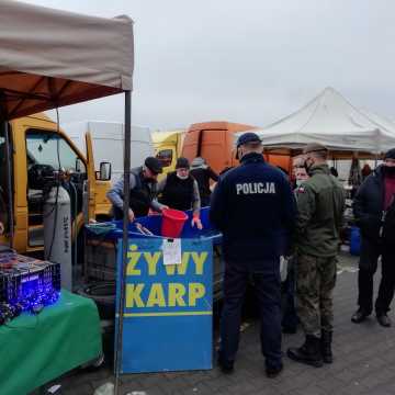 Radomsko: przedświąteczne zakupy pod nadzorem policji i żołnierzy WOT. Dla bezpieczeństwa kupujących