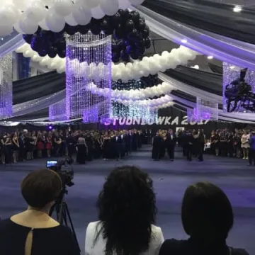 Maturzyści bawią się na studniówkach 