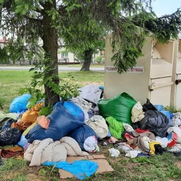 Bałagan przy kontenerach na używaną odzież