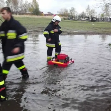 Na cmentarz pontonem?