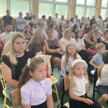 Zasłużone wakacje. Uczniowie „Jedynki” uroczyście zakończyli rok szkolny