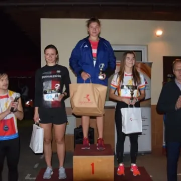 Nocne bieganie po placu targowym 