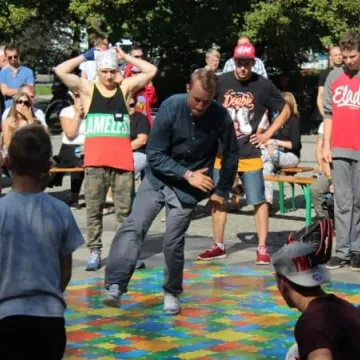 Taneczna wojna na placu 3 Maja