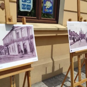 Plenerowa wystawa przed muzeum: „Radomsko na starej pocztówce”