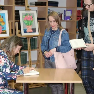 Spotkanie z laureatką nagrody NIKE - Joanną Bator w bibliotece w Radomsku