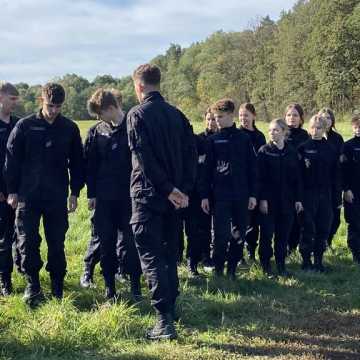 [WIDEO] Manewry klas mundurowych ZSP 1 w Radomsku. Praktyczna lekcja poszukiwania zaginionych