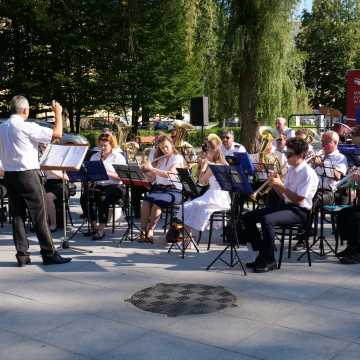 Koncert Orkiestr Dętych w parku Świętojańskim w Radomsku