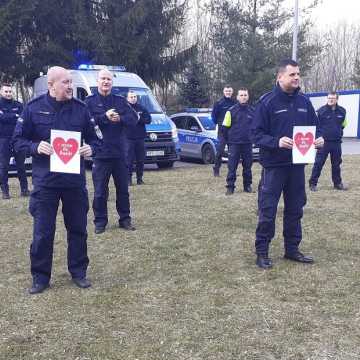 [WIDEO] Policjanci z Radomska wspierają 10-letnią Amelkę