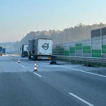 Dym na drodze. Opona zapaliła się w naczepie ciężarówki na A1