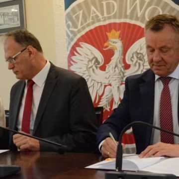 Umowy na remonty dróg w Radomsku i powiecie podpisane 
