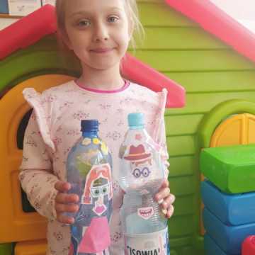 Dzieci z PSP nr 8 w Radomsku personalizowały swoje butelki na wodę