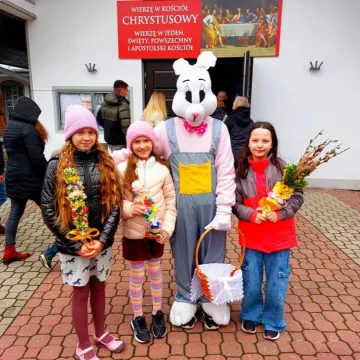 Wielkanocny kiermasz szkolny społeczności PSP nr 8